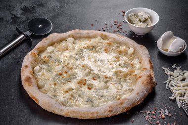 Koyu beton arka planda dört çeşit peynirli taze İtalyan pizzası. İtalyan mutfağı