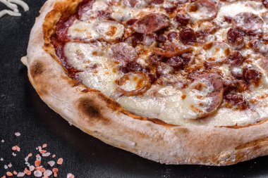 Koyu beton arka planda dört çeşit etli taze İtalyan pizzası. İtalyan mutfağı