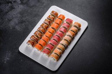 Japon suşi yemeği. Maki ve rulo ton balığı, somon, karides, yengeç ve avokado.