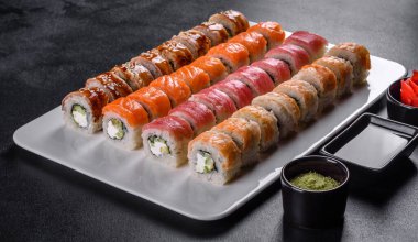 Japon suşi yemeği. Maki ve rulo ton balığı, somon, karides, yengeç ve avokado.