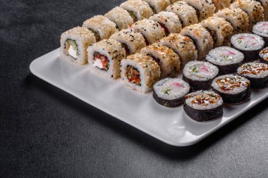 Japon suşi yemeği. Maki ve rulo ton balığı, somon, karides, yengeç ve avokado.