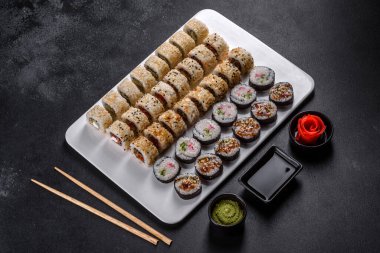 Japon suşi yemeği. Maki ve rulo ton balığı, somon, karides, yengeç ve avokado.