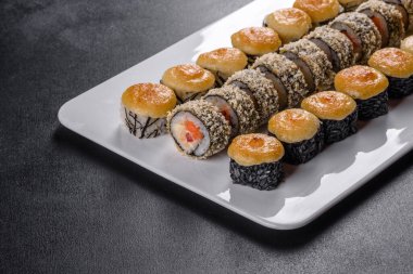 Japon suşi yemeği. Maki ve rulo ton balığı, somon, karides, yengeç ve avokado.