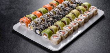 Japon suşi yemeği. Maki ve rulo ton balığı, somon, karides, yengeç ve avokado.