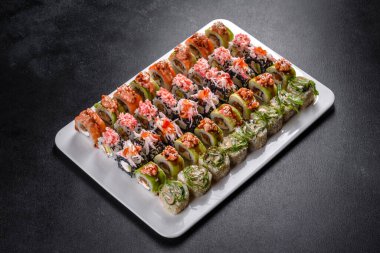 Japon suşi yemeği. Maki ve rulo ton balığı, somon, karides, yengeç ve avokado.