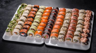 Japon suşi yemeği. Maki ve rulo ton balığı, somon, karides, yengeç ve avokado.