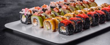 Japon suşi yemeği. Maki ve rulo ton balığı, somon, karides, yengeç ve avokado.