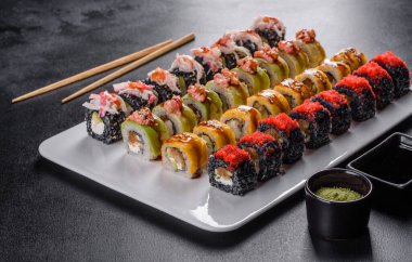 Japon suşi yemeği. Maki ve rulo ton balığı, somon, karides, yengeç ve avokado.