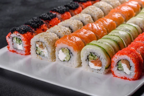 Japońskie Sushi Maki Bułki Tuńczykiem Łososiem Krewetkami Krabem Awokado — Zdjęcie stockowe