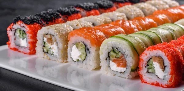 Japońskie Sushi Maki Bułki Tuńczykiem Łososiem Krewetkami Krabem Awokado — Zdjęcie stockowe