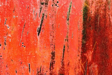 Çatlakları ve çizikleri olan metal bir duvarın dokusu arka plan olarak kullanılabilir.