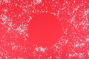 Noel kompozisyonu. Noel kırmızı süslemeleri, kırmızı arka planda köknar dalları. Düz konum, üst görünüm, kopyalama alanı