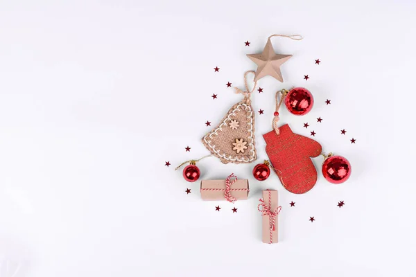 Різдвяна Композиція Подарунки Гілки Ялинки Червоні Прикраси Білому Тлі Різдво — стокове фото