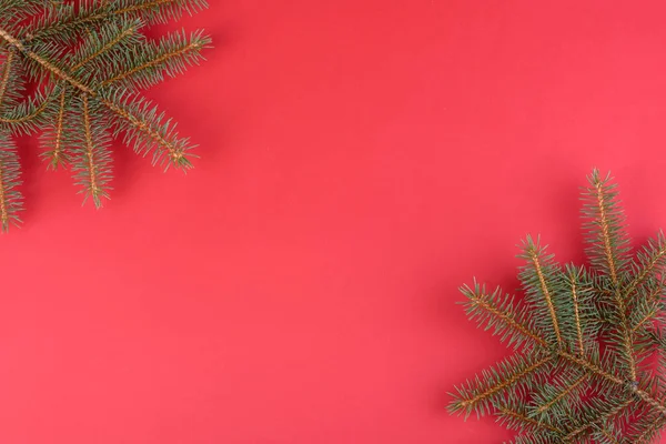 Composición Navideña Adornos Rojos Navideños Ramas Abeto Sobre Fondo Rojo — Foto de Stock