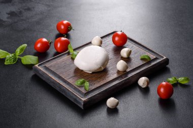 Caprese salatası yapmak için lezzetli mozzarella peyniri. Akdeniz yemekleri