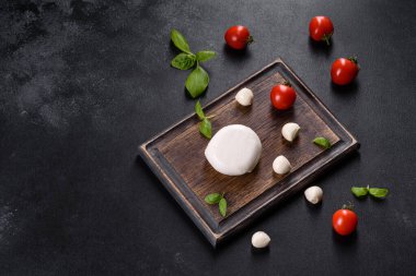 Caprese salatası yapmak için lezzetli mozzarella peyniri. Akdeniz yemekleri