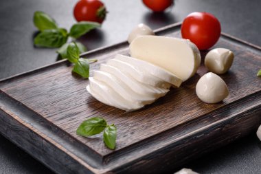 Caprese salatası yapmak için lezzetli mozzarella peyniri. Akdeniz yemekleri