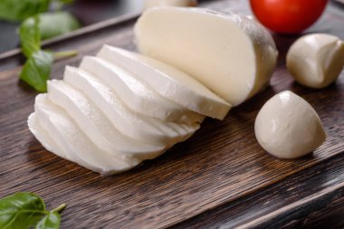 Caprese salatası yapmak için lezzetli mozzarella peyniri. Akdeniz yemekleri