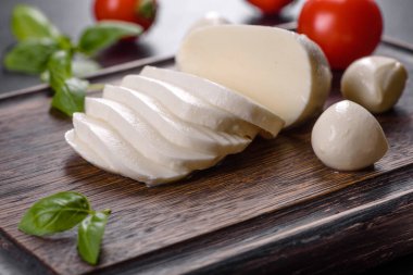 Caprese salatası yapmak için lezzetli mozzarella peyniri. Akdeniz yemekleri