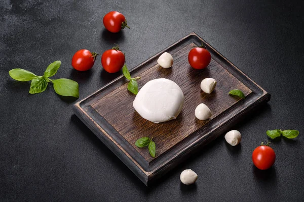 Gustoso Formaggio Fresco Mozzarella Fare Insalata Caprese Alimenti Mediterranei — Foto Stock