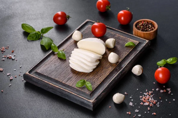Gustoso Formaggio Fresco Mozzarella Fare Insalata Caprese Alimenti Mediterranei — Foto Stock