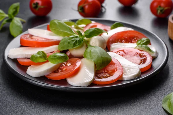 Italienischer Caprese Salat Mit Geschnittenen Tomaten Mozzarella Basilikum Olivenöl Serviert — Stockfoto