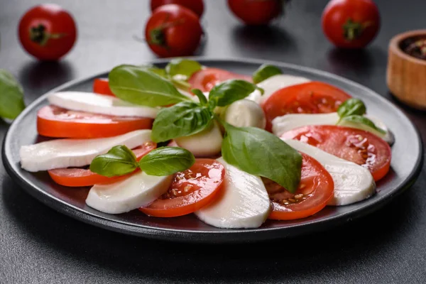 Salade Caprese Italienne Aux Tomates Tranchées Fromage Mozzarella Basilic Huile — Photo