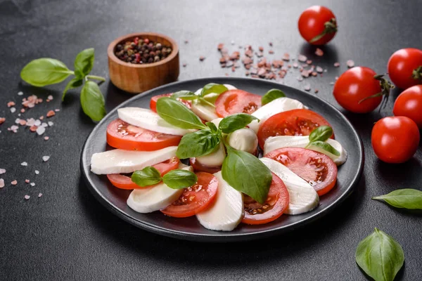 Salade Caprese Italienne Aux Tomates Tranchées Fromage Mozzarella Basilic Huile — Photo