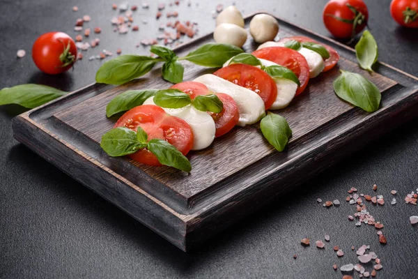 Ensalada Caprese Italiana Con Tomates Rodajas Queso Mozzarella Albahaca Aceite — Foto de Stock