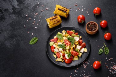 Domatesli taze salata, avokado, peynir ve zeytinyağlı ızgara mısır. Akdeniz mutfağı