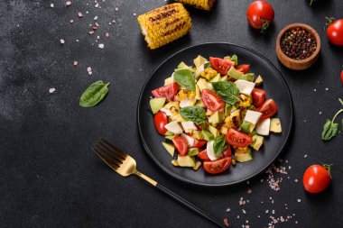 Domatesli taze salata, avokado, peynir ve zeytinyağlı ızgara mısır. Akdeniz mutfağı