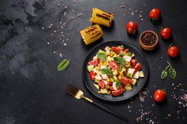 Domatesli taze salata, avokado, peynir ve zeytinyağlı ızgara mısır. Akdeniz mutfağı