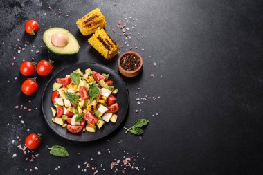 Domatesli taze salata, avokado, peynir ve zeytinyağlı ızgara mısır. Akdeniz mutfağı