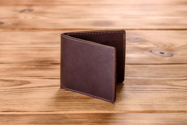 Kağıt para ve kredi kartı depolamak için deriden yapılmış güzel bir deri çanta.