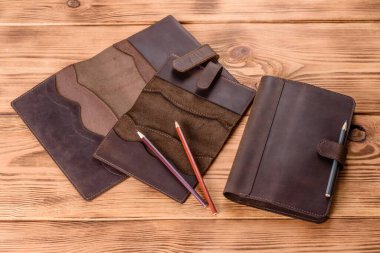 Bir defteri sarmak için tasarlanmış deriden yapılmış güzel bir deri çanta.