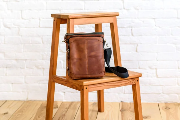 Çeşitli Eşyalar Için Tasarlanmış Deriden Yapılmış Güzel Kahverengi Bir Çanta — Stok fotoğraf