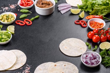 Biftek, domates, avokado, soğan ve salsa soslu Meksika tacoları.