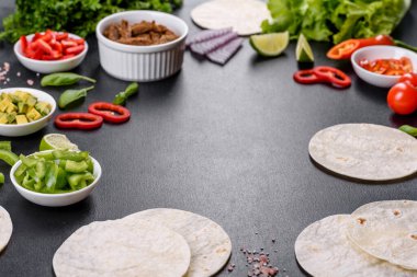 Biftek, domates, avokado, soğan ve salsa soslu Meksika tacoları.