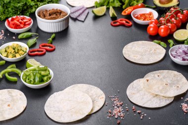 Biftek, domates, avokado, soğan ve salsa soslu Meksika tacoları.