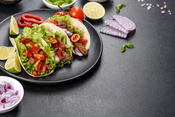 Tacos Mexicanos Con Carne Res Tomates Aguacate Cebolla Salsa Sobre — Foto de Stock