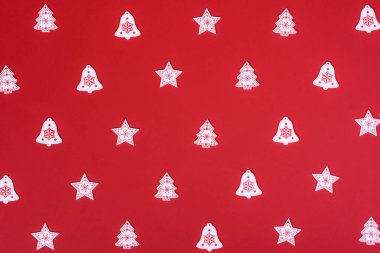 Noel kompozisyonu. Noel ağacını süslemek için kullanılan kırmızı ve beyaz dekor elementleri. Kış, Yeni Yıl konsepti