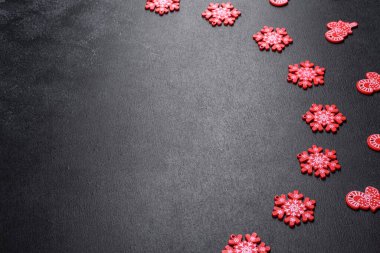 Noel kompozisyonu. Noel ağacını süslemek için kullanılan kırmızı ve beyaz dekor elementleri. Kış, Yeni Yıl konsepti