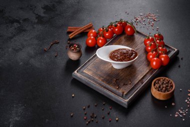 Kırmızı sos ya da ketçap ve yemek, baharat, sarımsak, domates ve otlar için gerekli malzemeler.