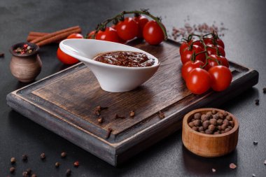 Kırmızı sos ya da ketçap ve yemek, baharat, sarımsak, domates ve otlar için gerekli malzemeler.