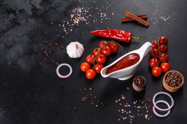 Kırmızı sos ya da ketçap ve yemek, baharat, sarımsak, domates ve otlar için gerekli malzemeler.