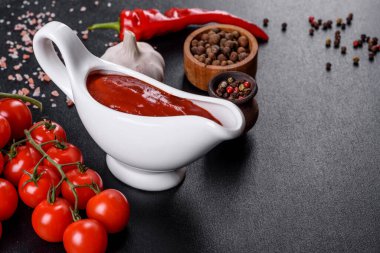 Kırmızı sos ya da ketçap ve yemek, baharat, sarımsak, domates ve otlar için gerekli malzemeler.