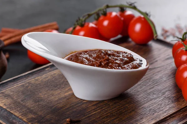 Salsa Roja Ketchup Tazón Ingredientes Para Cocinar Especias Ajo Tomates — Foto de Stock