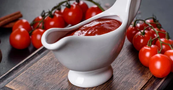 Piros Szósz Vagy Ketchup Tálban Összetevők Főzéshez Fűszerekhez Fokhagymához Paradicsomhoz — Stock Fotó