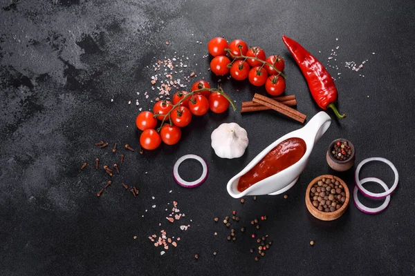Molho Vermelho Ketchup Uma Tigela Ingredientes Para Cozinhar Especiarias Alho — Fotografia de Stock