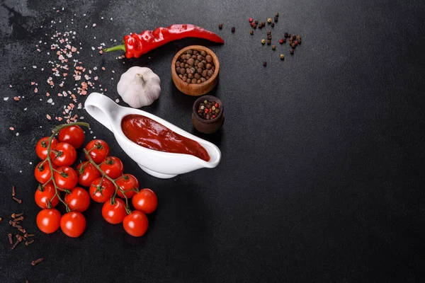 Molho Vermelho Ketchup Uma Tigela Ingredientes Para Cozinhar Especiarias Alho — Fotografia de Stock